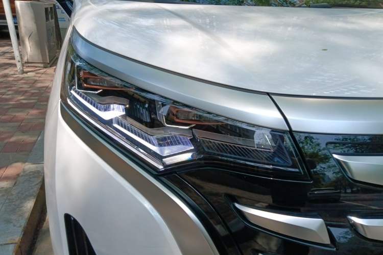 Used Denza D9 2022 DM-i 970 Four-Wheel Drive Prestige Model Right Front Headlight
