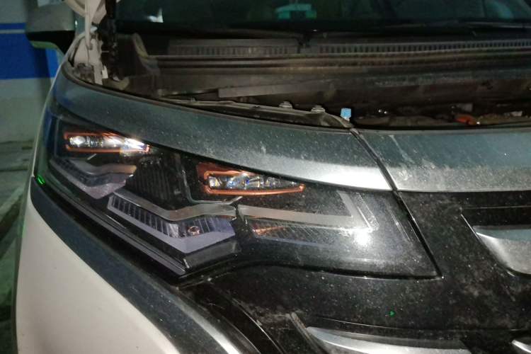 Used Denza D9 2022 DM-i 970 Four-Wheel Drive Prestige Model Right Front Headlight