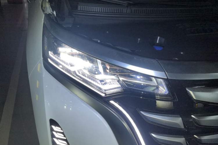 Used Denza D9 2022 DM-i 1040 Prestige Model Right Front Headlight