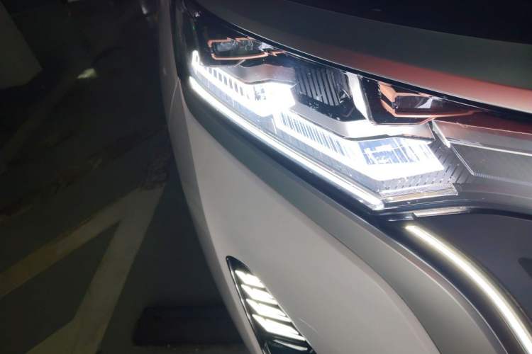 Used Denza D9 2022 DM-i 1040 Prestige Model Right Front Headlight