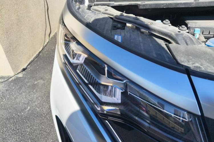 Used Denza D9 2022 DM-i 970 Four-Wheel Drive Flagship Model Right Front Headlight