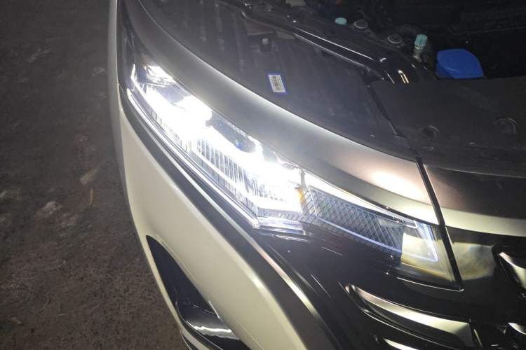 Used Denza D9 2022 DM-i 970 Four-Wheel Drive Prestige Model Right Front Headlight