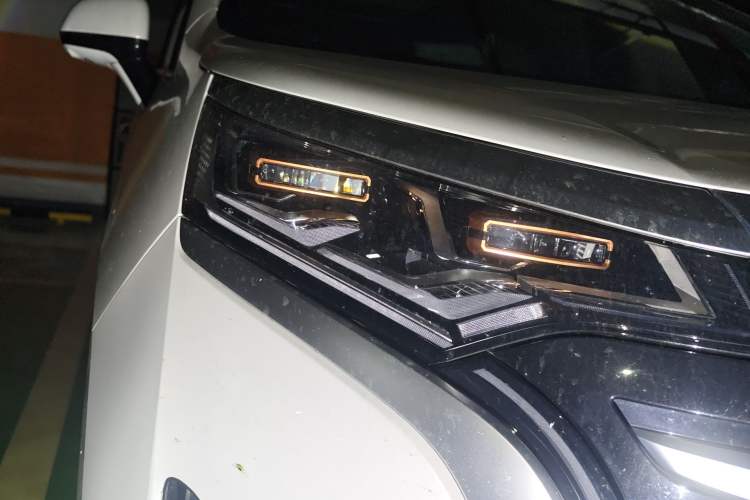 Used Denza D9 2022 DM-i 970 Four-Wheel Drive Flagship Model Right Front Headlight