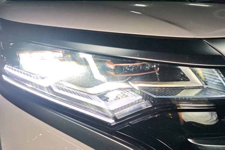 Used Denza D9 2022 DM-i 970 Four-Wheel Drive Prestige Model Right Front Headlight