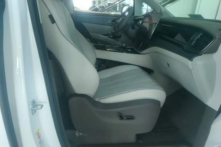 Used Denza D9 2022 DM-i 970 Four-Wheel Drive Flagship Model Right Front Seat
