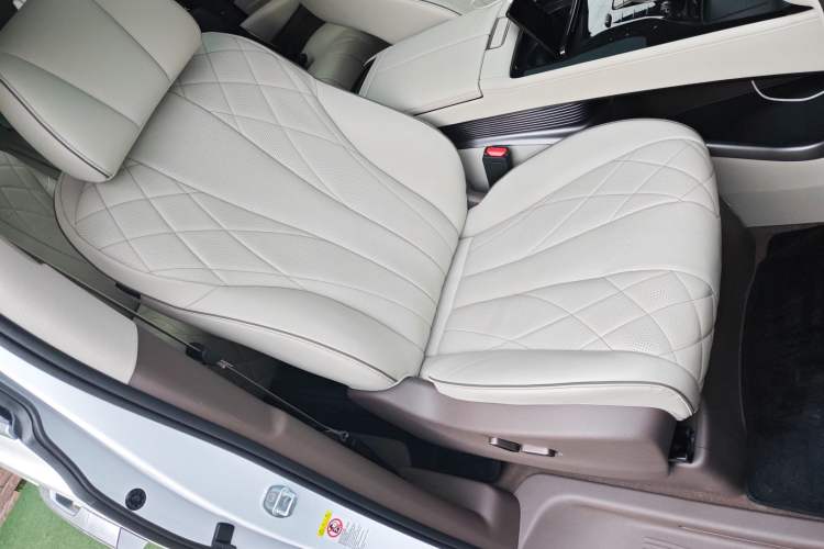 Used Denza D9 2022 DM-i 1040 Prestige Model Right Front Seat