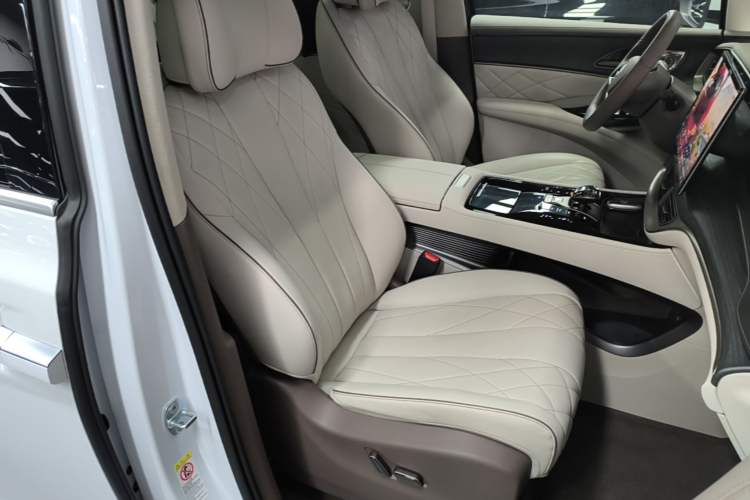 Used Denza D9 2022 DM-i 970 Four-Wheel Drive Flagship Model Right Front Seat