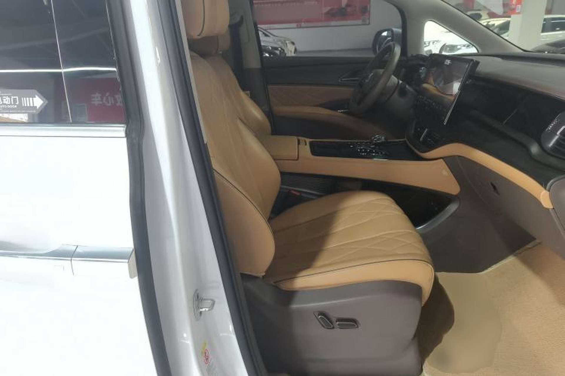 Used Denza D9 2022 DM-i 970 Four-Wheel Drive Prestige Model Right Front Seat