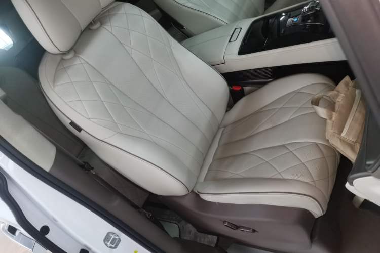 Used Denza D9 2022 DM-i 970 Four-Wheel Drive Flagship Model Right Front Seat