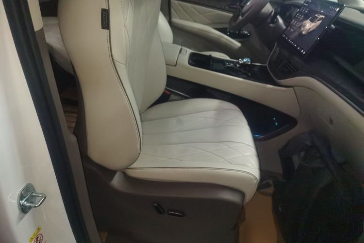 Used Denza D9 2022 DM-i 1040 Prestige Model Right Front Seat