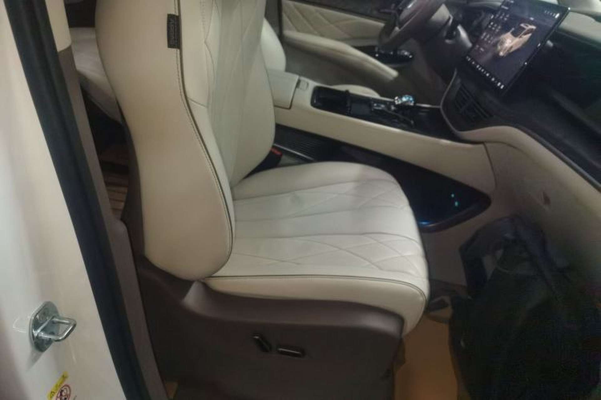 Used Denza D9 2022 DM-i 1040 Prestige Model Right Front Seat