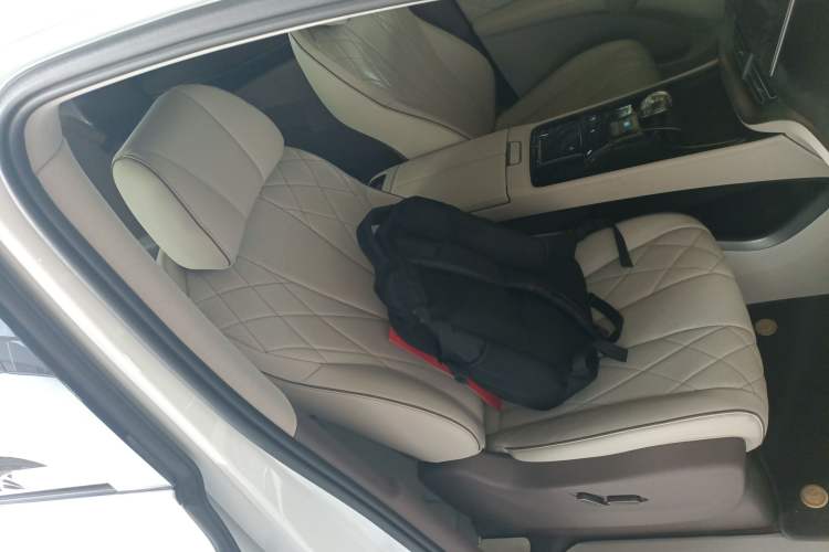 Used Denza D9 2022 DM-i 1040 Prestige Model Right Front Seat