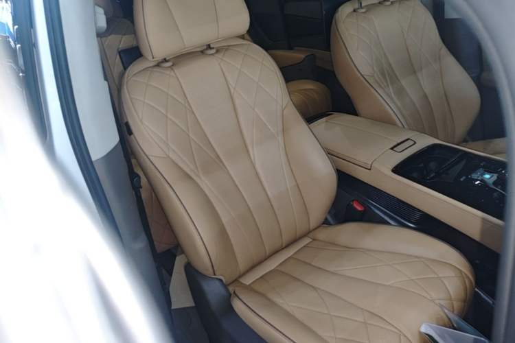 Used Denza D9 2022 DM-i 970 Four-Wheel Drive Prestige Model Right Front Seat