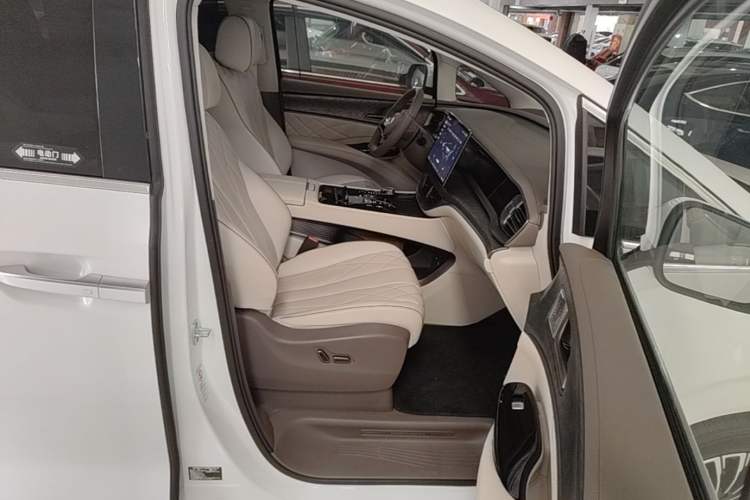 Used Denza D9 2022 DM-i 1040 Prestige Model Right Front Seat