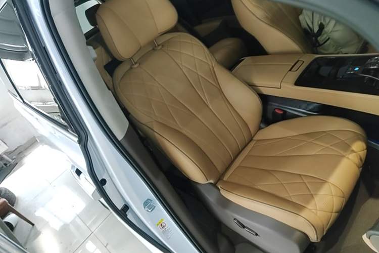 Used Denza D9 2022 DM-i 970 Four-Wheel Drive Flagship Model Right Front Seat