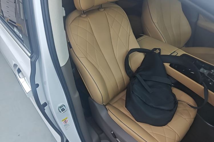 Used Denza D9 2022 DM-i 970 Four-Wheel Drive Flagship Model Right Front Seat