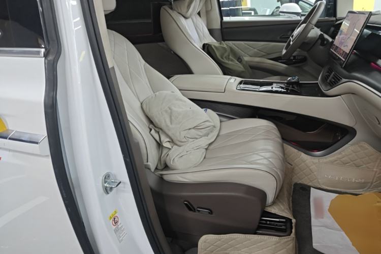 Used Denza D9 2022 DM-i 970 Four-Wheel Drive Flagship Model Right Front Seat