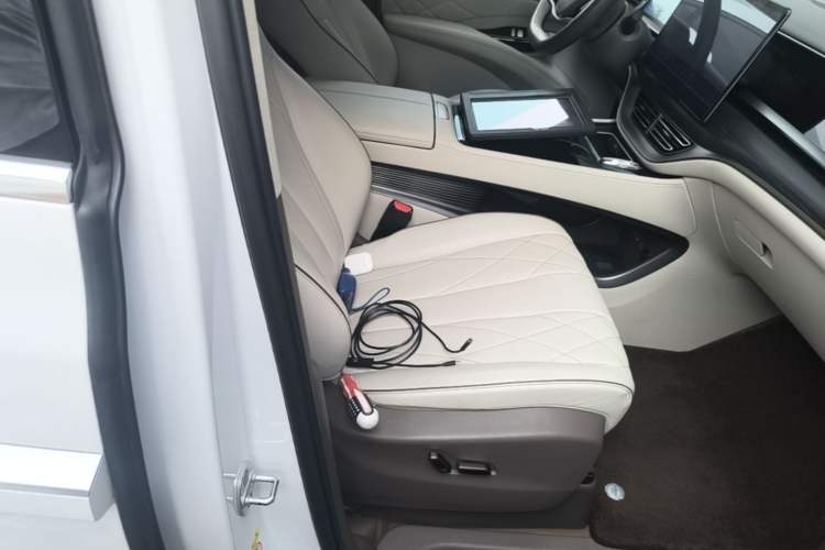Used Denza D9 2022 DM-i 970 Four-Wheel Drive Flagship Model Right Front Seat