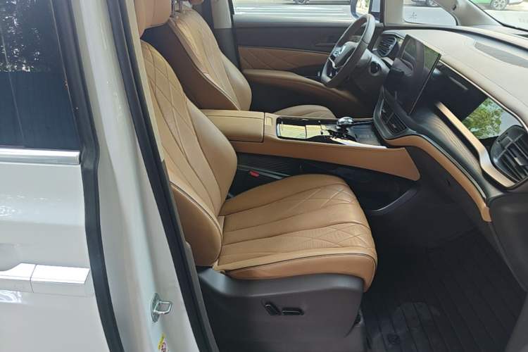 Used Denza D9 2022 DM-i 970 Four-Wheel Drive Flagship Model Right Front Seat