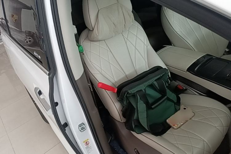 Used Denza D9 2022 DM-i 970 Four-Wheel Drive Prestige Model Right Front Seat