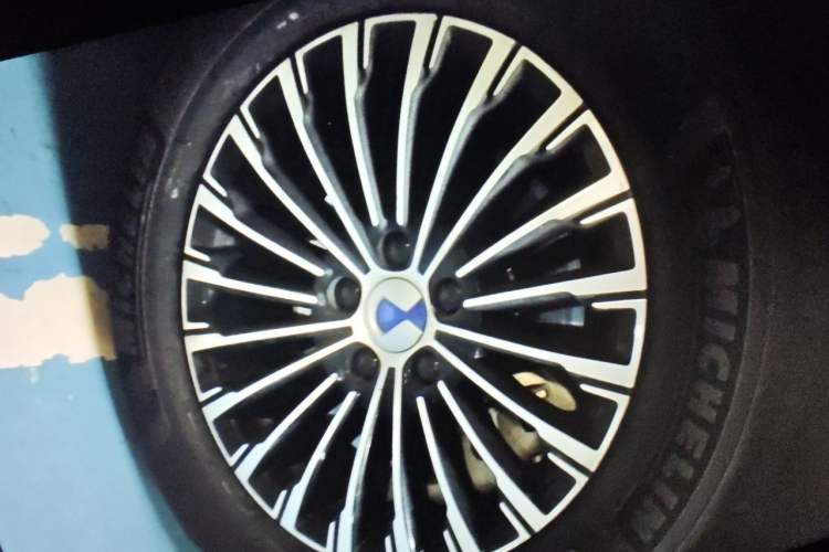 Used Denza D9 2022 DM-i 970 Four-Wheel Drive Flagship Model Right Front Wheel Hub