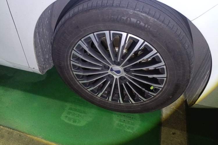 Used Denza D9 2022 DM-i 970 Four-Wheel Drive Flagship Model Right Front Wheel Hub