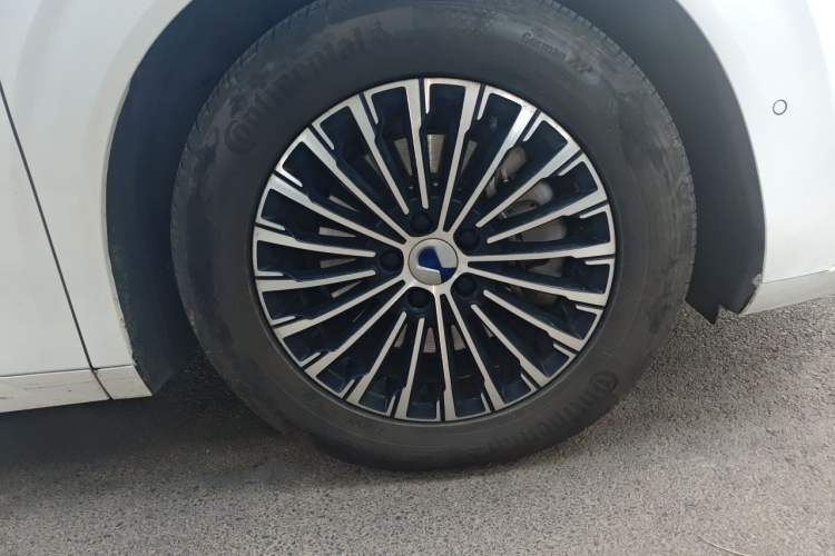 Used Denza D9 2022 DM-i 970 Four-Wheel Drive Flagship Model Right Front Wheel Hub