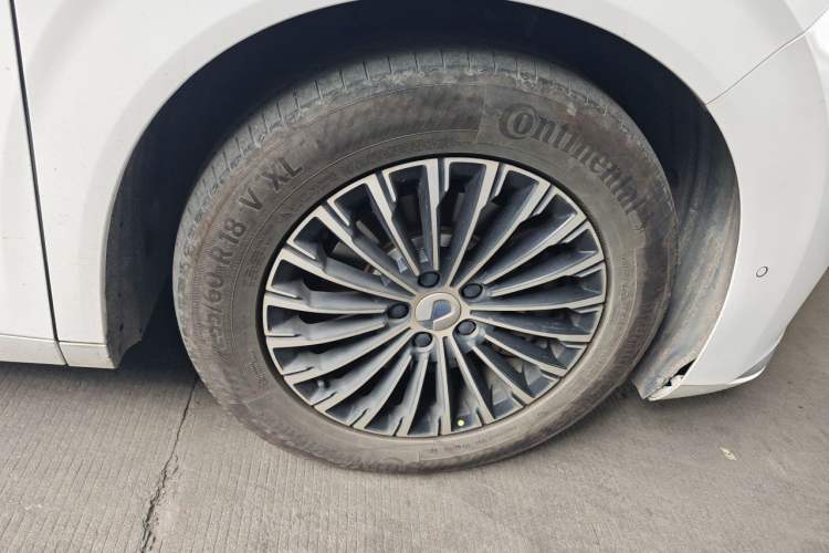 Used Denza D9 2022 DM-i 970 Four-Wheel Drive Flagship Model Right Front Wheel Hub