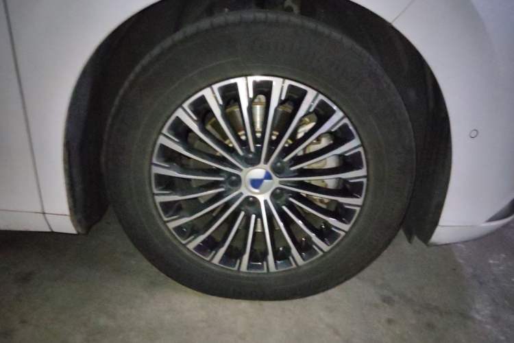 Used Denza D9 2022 DM-i 970 Four-Wheel Drive Flagship Model Right Front Wheel Hub