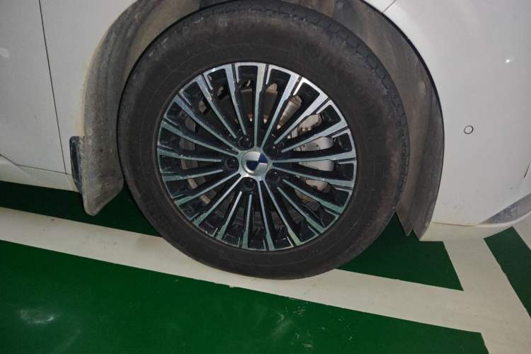 Used Denza D9 2022 DM-i 970 Four-Wheel Drive Flagship Model Right Front Wheel Hub