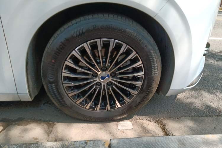 Used Denza D9 2022 DM-i 970 Four-Wheel Drive Prestige Model Right Front Wheel Hub