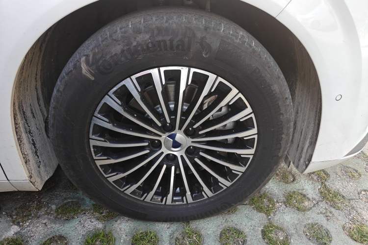 Used Denza D9 2022 DM-i 970 Four-Wheel Drive Flagship Model Right Front Wheel Hub