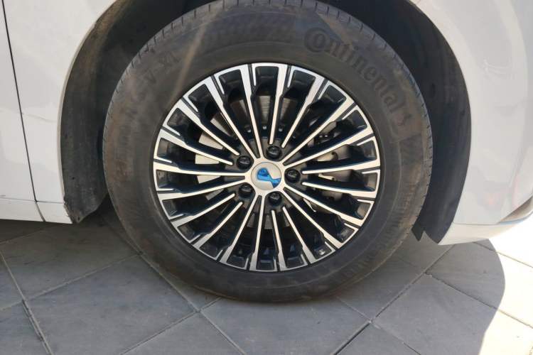 Used Denza D9 2022 DM-i 1040 Prestige Model Right Front Wheel Hub