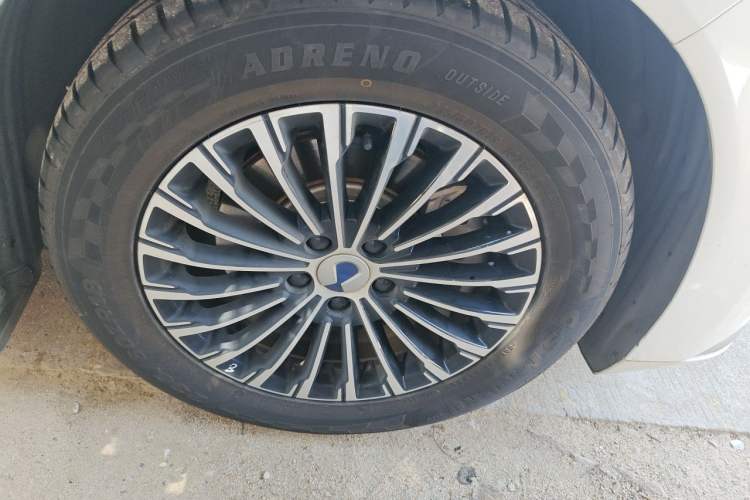 Used Denza D9 2022 DM-i 945 Luxury Model Right Front Wheel Hub