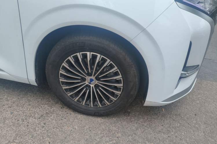 Used Denza D9 2022 DM-i 970 Four-Wheel Drive Prestige Model Right Front Wheel Hub