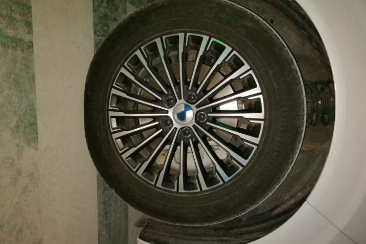 Used Denza D9 2022 DM-i 970 Four-Wheel Drive Prestige Model Right Front Wheel Hub