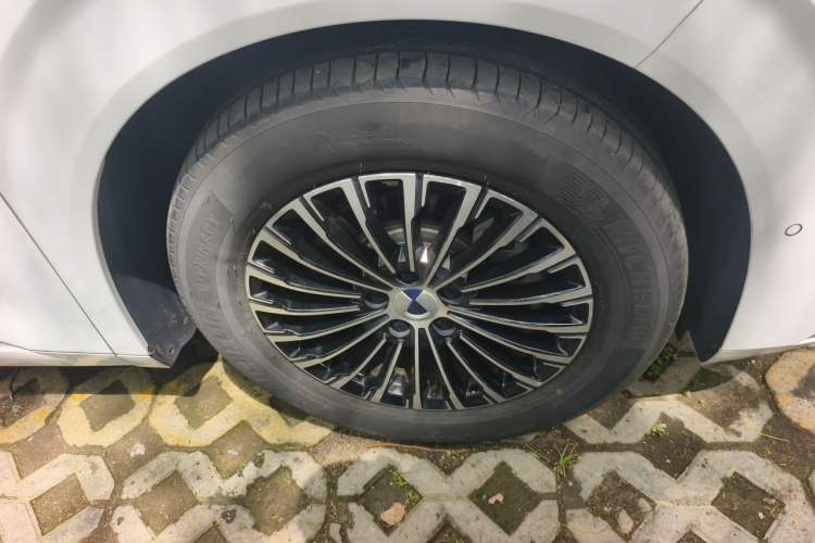 Used Denza D9 2022 DM-i 970 Four-Wheel Drive Flagship Model Right Front Wheel Hub
