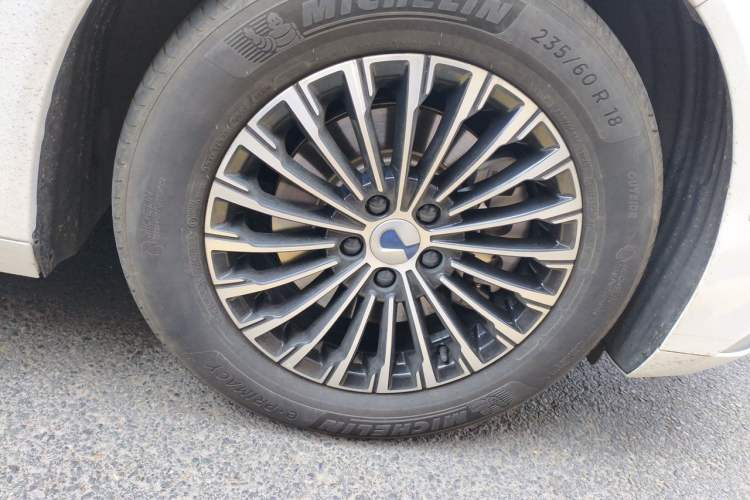 Used Denza D9 2022 DM-i 970 Four-Wheel Drive Flagship Model Right Front Wheel Hub