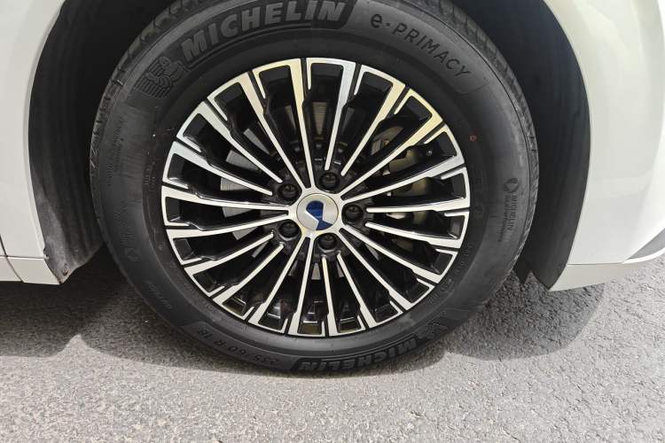Used Denza D9 2022 DM-i 970 Four-Wheel Drive Prestige Model Right Front Wheel Hub