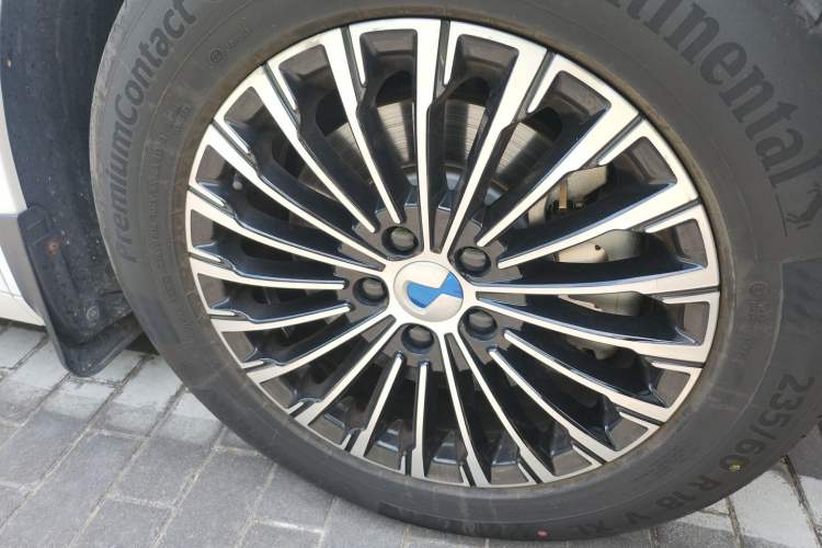 Used Denza D9 2022 DM-i 970 Four-Wheel Drive Prestige Model Right Front Wheel Hub