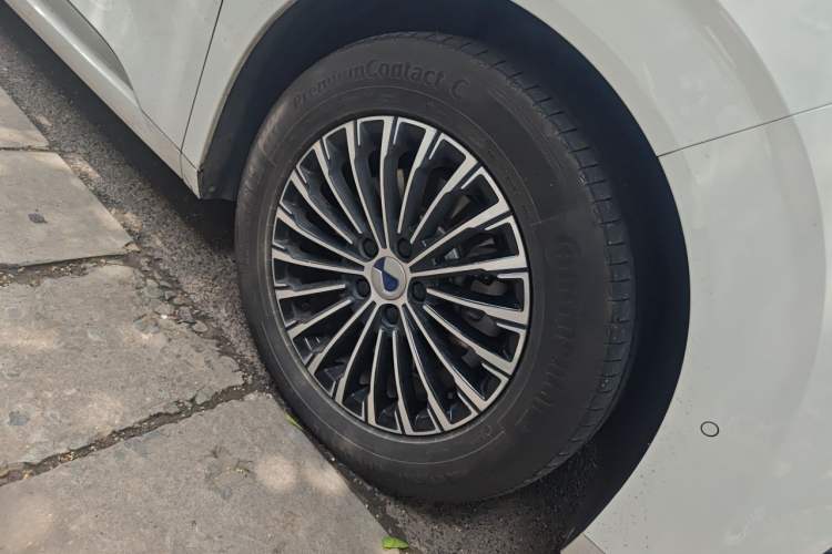 Used Denza D9 2022 DM-i 970 Four-Wheel Drive Flagship Model Right Front Wheel Hub