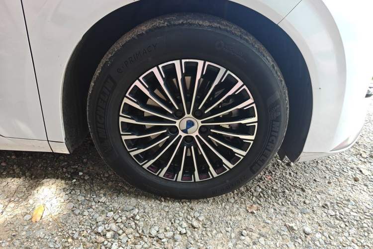 Used Denza D9 2022 DM-i 970 Four-Wheel Drive Prestige Model Right Front Wheel Hub
