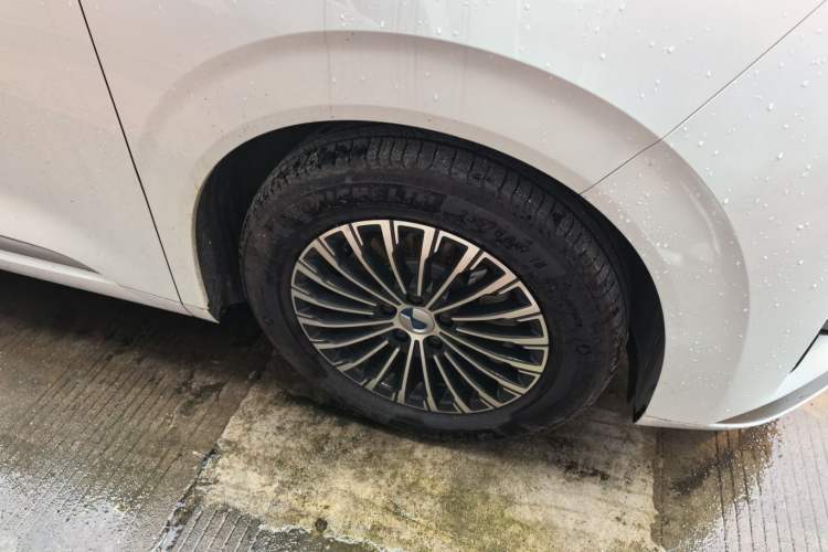 Used Denza D9 2022 DM-i 970 Four-Wheel Drive Prestige Model Right Front Wheel Hub