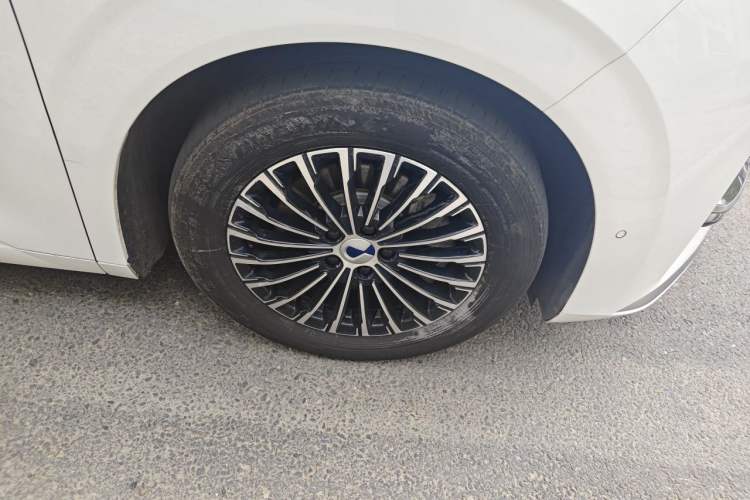 Used Denza D9 2022 DM-i 970 Four-Wheel Drive Flagship Model Right Front Wheel Hub