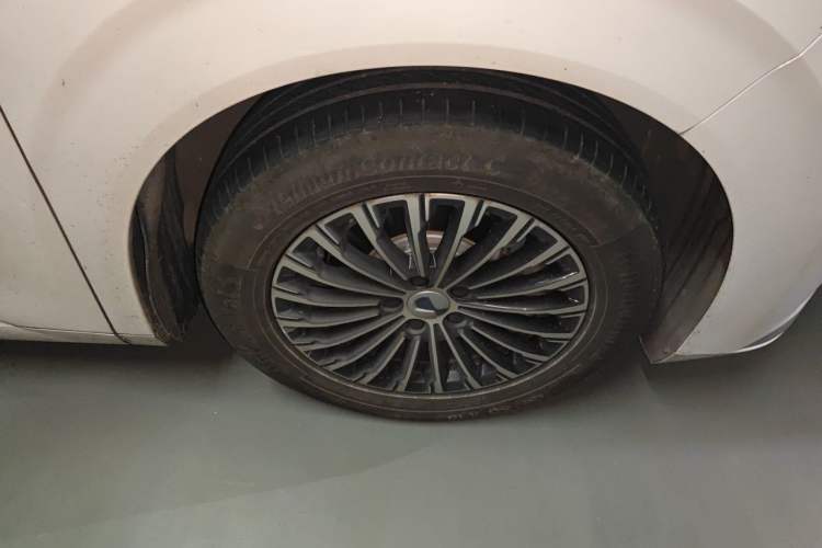 Used Denza D9 2022 DM-i 1040 Prestige Model Right Front Wheel Hub