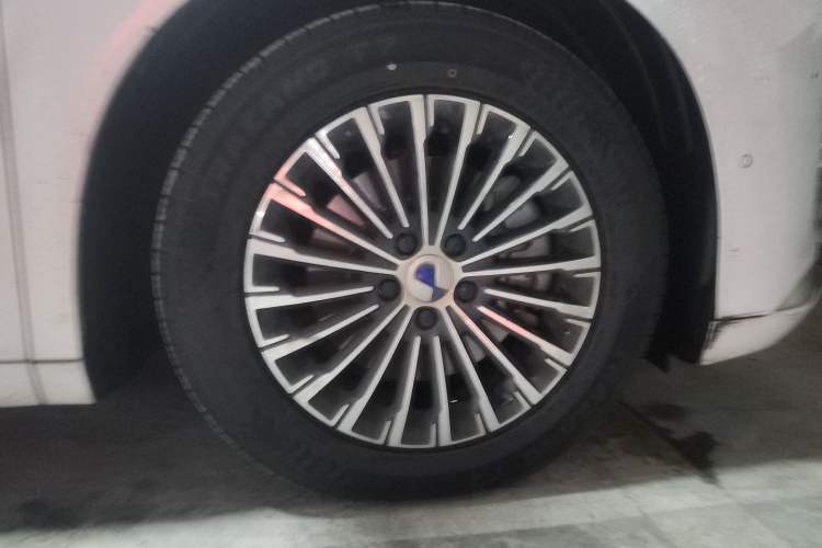Used Denza D9 2022 DM-i 970 Four-Wheel Drive Flagship Model Right Front Wheel Hub