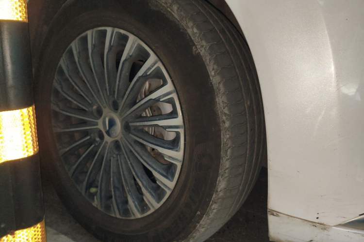 Used Denza D9 2022 DM-i 970 Four-Wheel Drive Prestige Model Right Front Wheel Hub