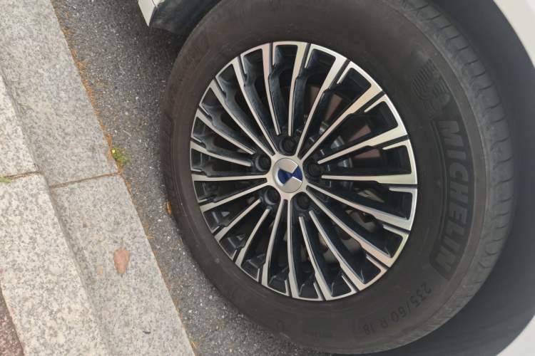 Used Denza D9 2022 DM-i 1040 Prestige Model Right Front Wheel Hub