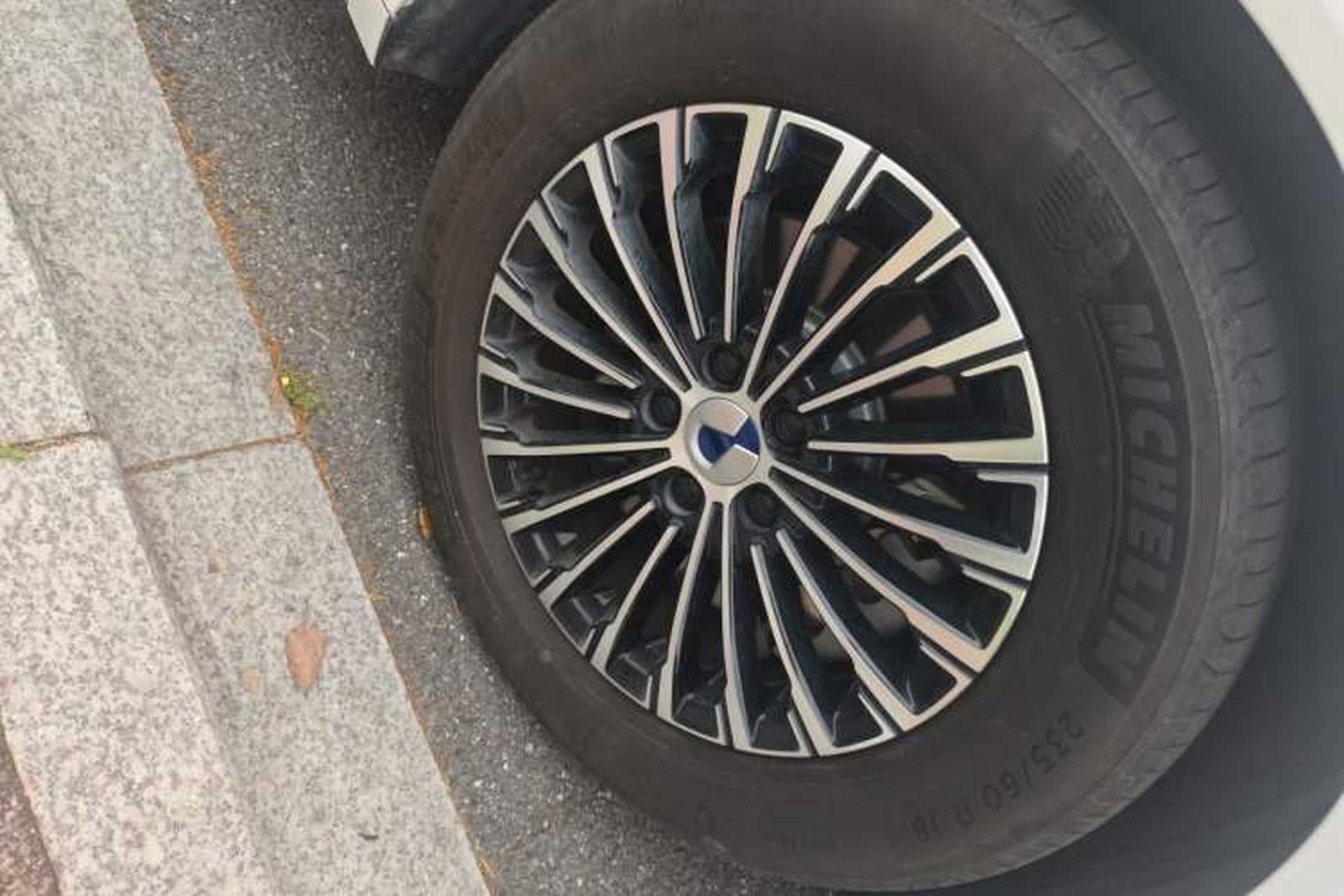Used Denza D9 2022 DM-i 1040 Prestige Model Right Front Wheel Hub