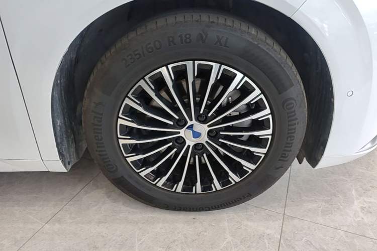 Used Denza D9 2022 DM-i 970 Four-Wheel Drive Flagship Model Right Front Wheel Hub